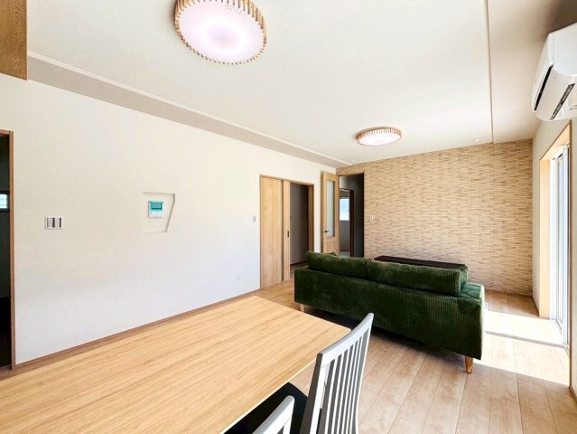 新築戸建　安八郡安八町南今ケ渕第２　全7区画分譲の居間・リビング|大きな窓がリビング全体に光と風を運びます。