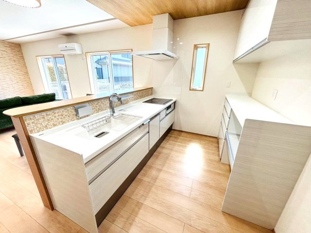 新築戸建　安八郡安八町南今ケ渕第２　全7区画分譲のキッチン|機能的なシステムキッチン。収納力に優れた大容量の引出でキッチン回りがスッキリ片付きます。