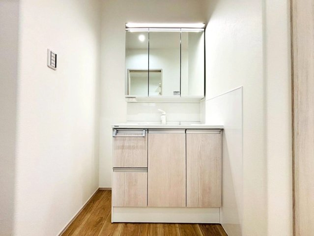 新築戸建　安八郡安八町南今ケ渕第２　全7区画分譲の独立洗面台|影ができにくい「ツインラインLED照明」。