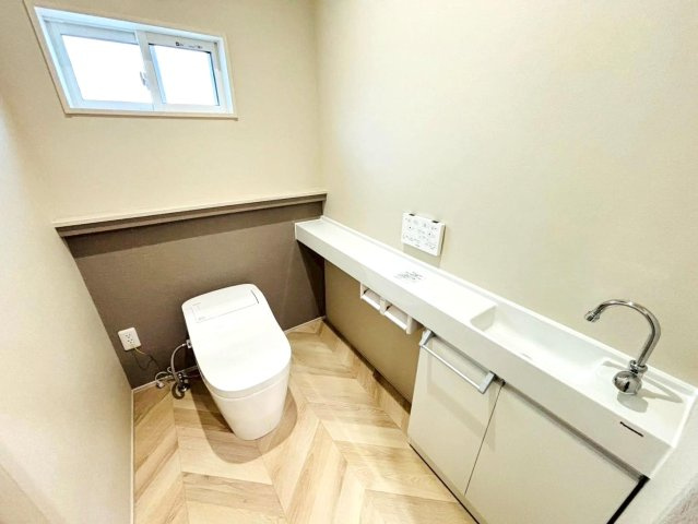 新築戸建　安八郡安八町南今ケ渕第２　全7区画分譲のトイレ|少ない水で効率的に洗浄するトルネード洗浄とお掃除のしやすさを究めたフチなし形状でお手入れ楽々。