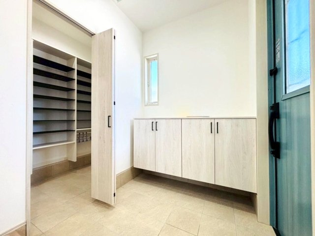 新築戸建　安八郡安八町南今ケ渕第２　全7区画分譲の玄関|大容量のシューズ収納付きで玄関周りもすっきり！玄関ドアからの光が玄関ホールを明るくしてくれます。