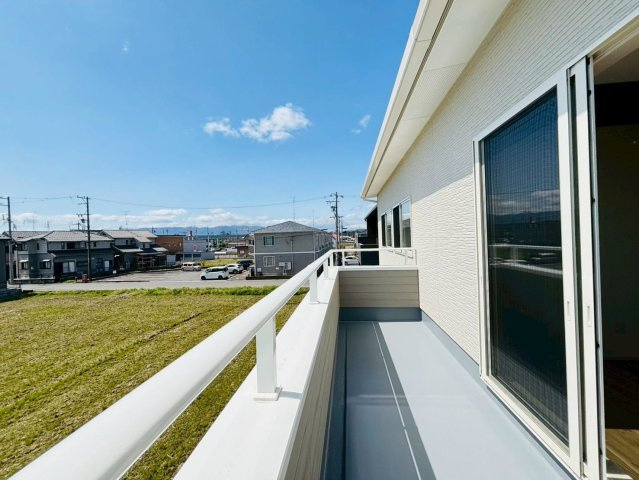 新築戸建　安八郡安八町南今ケ渕第２　全7区画分譲のバルコニー|バルコニーは南向きで洗濯物もよく乾きます！強度と表面積硬度を持つFPRで防水しています。
