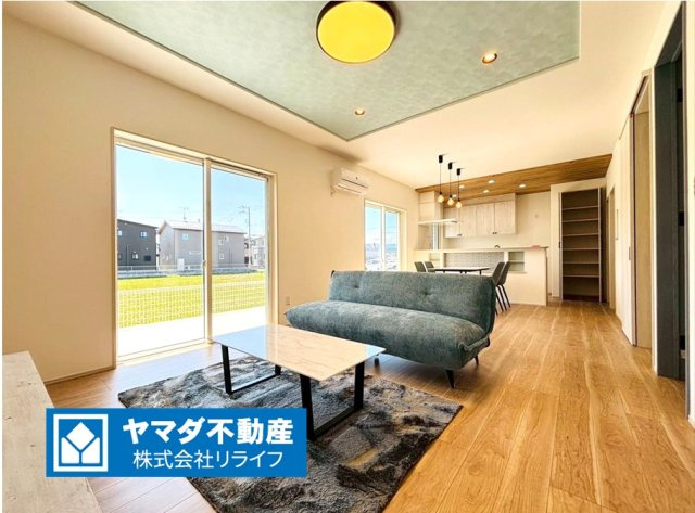 新築戸建　安八郡安八町南今ケ渕第２　全7区画分譲の居間・リビング|大きな窓がリビング全体に光と風を運びます。
