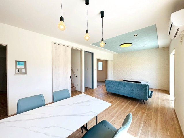 新築戸建　安八郡安八町南今ケ渕第２　全7区画分譲の居間・リビング|大きな窓がリビング全体に光と風を運びます。