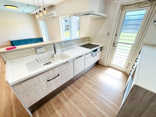 新築戸建　安八郡安八町南今ケ渕第２　全7区画分譲のキッチン|機能的なシステムキッチン。収納力に優れた大容量の引出でキッチン回りがスッキリ片付きます。