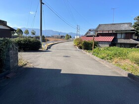 売土地の前面道路含む現地写真