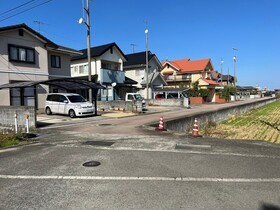 売土地の前面道路含む現地写真