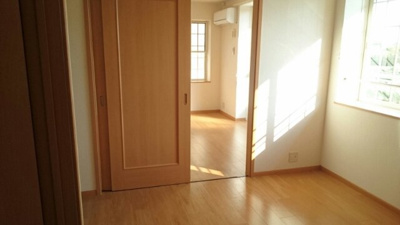 【居間・リビング】 | シャン・ド・フルールⅡ | こちらの居間で趣味の時間をお楽しみください