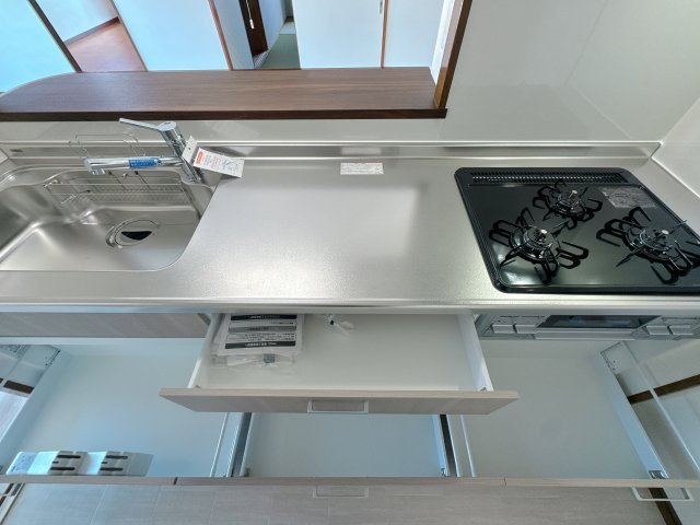 【キッチン】 | ユーハイム南福岡☆仲介手数料無料☆ | 冷蔵庫を置いても、まだまだ十分な作業スペース。ご家族で並んで料理も楽しいものです。