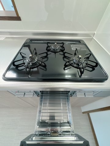 【キッチン】 | ユーハイム南福岡☆仲介手数料無料☆ | 腕をふるうのに、制限はかけたくない。思い切り料理するなら３口コンロを豪快にガスで！