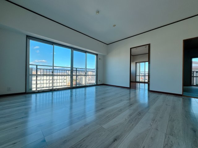 【居間・リビング】 | ユーハイム南福岡☆仲介手数料無料☆ | 景観を望みながらお部屋でくつろぐのがおすすめの過ごし方です♪家族との時間、自分の時間共に大切にできる空間がここにあります。