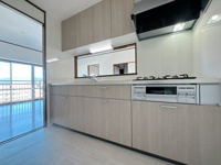 【キッチン】 | ユーハイム南福岡☆仲介手数料無料☆ | 機能的に作られたシステムキッチンと余裕のあるスペースが料理意欲を掻き立てます。