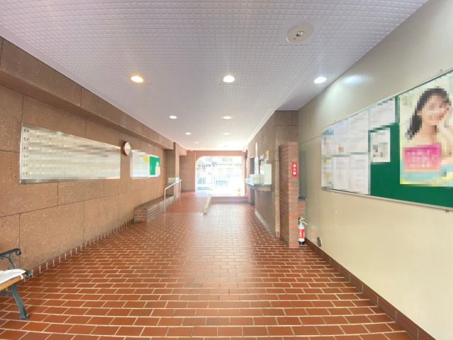 【成約済】梅小路スカイハイツA南棟のエントランス|レンガ調の床がオシャレなエントランス。