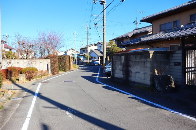 前橋市山王町2丁目12-8の前面道路含む現地写真