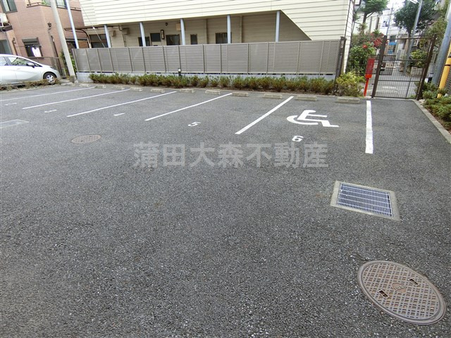 ガーデン萩中の駐車場