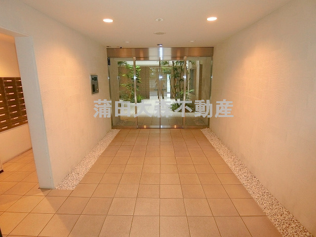 ガーデン萩中のエントランス|TVモニター付オートロック防犯カメラ宅配BOXメールBOX管理人室　エントランス　