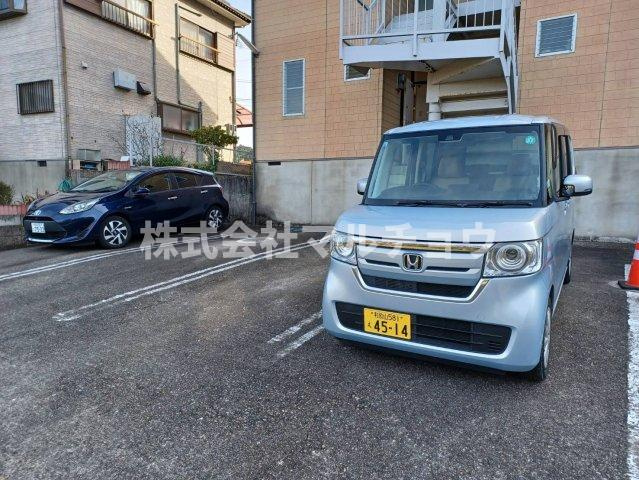 高瀬川ハイツBの駐車場|車をお持ちの方に嬉しい駐車場付きの物件です