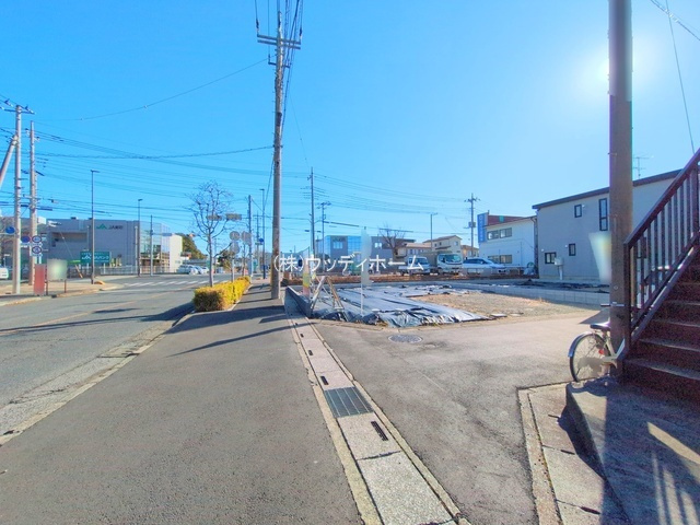 春日部市中央　新築一戸建て　1号棟の前面道路含む現地写真