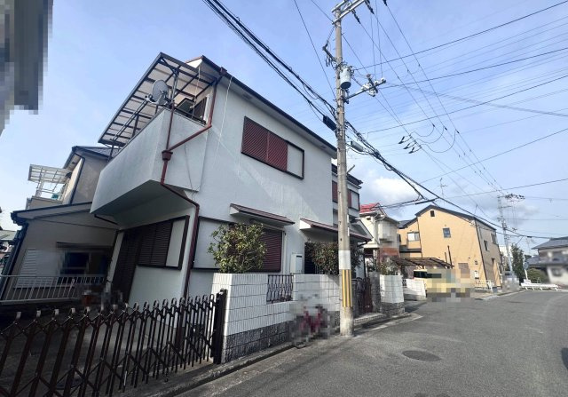 堺市西区草部　戸建の外観|敷地内に駐車スペースあり（門扉付き）