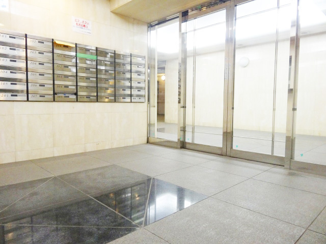 新宿区払方町の賃貸マンションのエントランス|防犯カメラ完備のエントランスです。