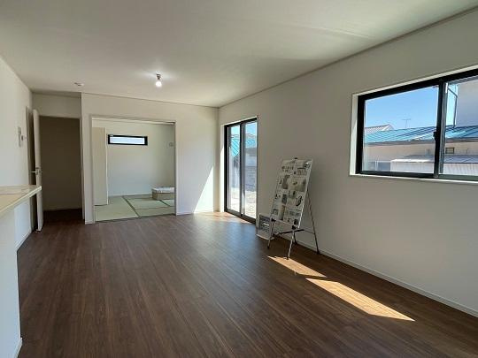 佐野市葛生西1丁目　新築戸建2の居間・リビング