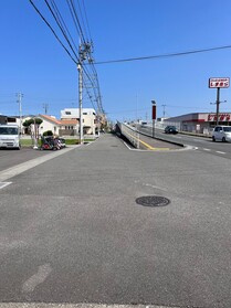 売土地の前面道路含む現地写真