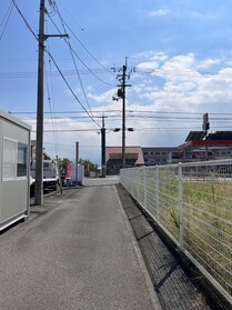 売土地の前面道路含む現地写真