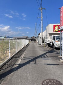 売土地の前面道路含む現地写真