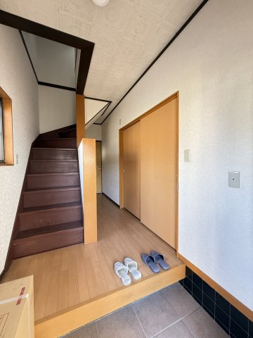 【玄関】 | 加須市下樋遣川　中古住宅   | 現地(2025年1月撮影)
