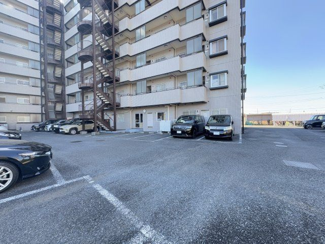 INSURANCE BLDG.ＸⅢの駐車場