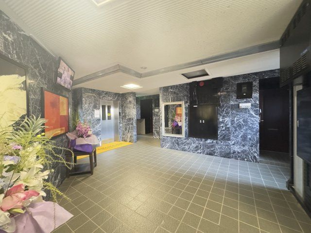 INSURANCE BLDG.ＸⅢのロビー