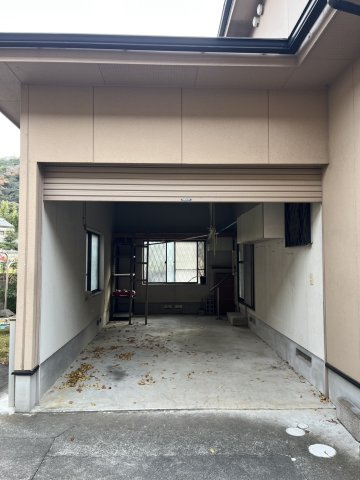 泉南郡岬町淡輪戸建（２棟有）の外観|手前の家の車庫。
賃貸募集　月額55,000円
