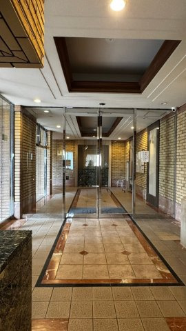 サーパス鳴尾のエントランス