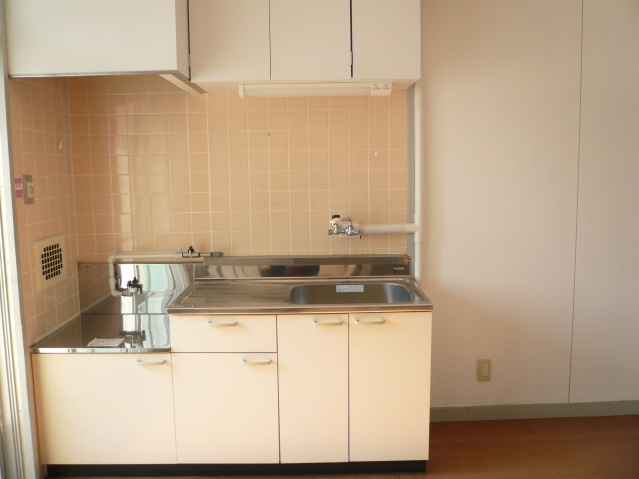 田坂ビルのキッチン|コンパクトなキッチンで掃除もラクラク