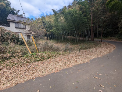 【外観】 | 売土地　駿東郡長泉町上長窪 | 敷地間口が約100ｍあります。車の出入りがスムーズに行えます。