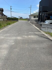 売土地の前面道路含む現地写真