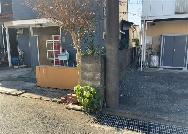 【外観】 | 土地購入を検討されている場合、境界杭がない状態で購入してしまうと境界確定測量をする必要があり、費用がかかります。購入の前に、売主、隣土地所有者立ち合いのもと境界を確定し境界杭を設置するのがベストです。