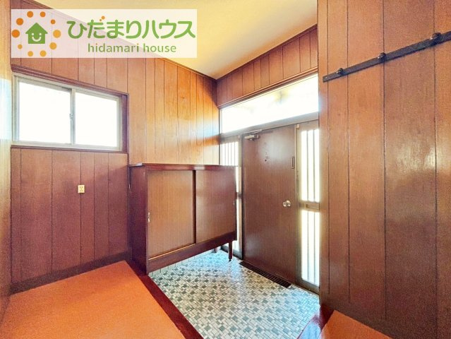 【玄関】 | 阿見町曙　中古戸建 | 玄関がひろいので親子で並んで仲良く靴が履けますね(^^)/