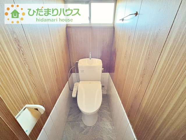 【トイレ】 | 阿見町曙　中古戸建 | 小窓が付いているので、トイレも明るい空間になっております♪