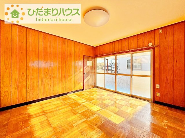 【寝室】 | 阿見町曙　中古戸建 | バルコニーに面していて、たっぷり光りの入る明るい主寝室です！