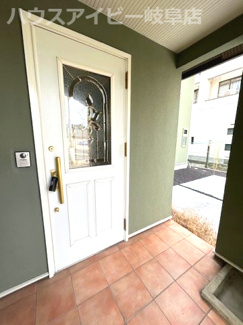 【玄関】 | 岐阜市鹿島町！三井ホームさん施工の中古住宅築22年！2階にリビングのあるお家！お車スペース3台可能！ | 岐阜市鹿島町！三井ホームさん施工の中古住宅築22年！2階にリビングのあるお家！お車スペース3台可能！