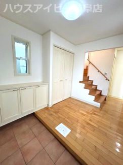 【玄関】 | 岐阜市鹿島町！三井ホームさん施工の中古住宅築22年！2階にリビングのあるお家！お車スペース3台可能！ | 岐阜市鹿島町！三井ホームさん施工の中古住宅築22年！2階にリビングのあるお家！お車スペース3台可能！