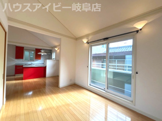 【居間・リビング】 | 岐阜市鹿島町！三井ホームさん施工の中古住宅築22年！2階にリビングのあるお家！お車スペース3台可能！ | 岐阜市鹿島町！三井ホームさん施工の中古住宅築22年！2階にリビングのあるお家！お車スペース3台可能！