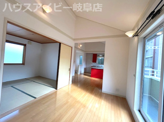 【居間・リビング】 | 岐阜市鹿島町！三井ホームさん施工の中古住宅築22年！2階にリビングのあるお家！お車スペース3台可能！ | 岐阜市鹿島町！三井ホームさん施工の中古住宅築22年！2階にリビングのあるお家！お車スペース3台可能！