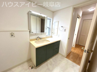 【独立洗面台】 | 岐阜市鹿島町！三井ホームさん施工の中古住宅築22年！2階にリビングのあるお家！お車スペース3台可能！ | 岐阜市鹿島町！三井ホームさん施工の中古住宅築21年！2階にリビングのあるお家！お車スペース3台可能！