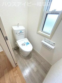 【トイレ】 | 岐阜市鹿島町！三井ホームさん施工の中古住宅築22年！2階にリビングのあるお家！お車スペース3台可能！ | 岐阜市鹿島町！三井ホームさん施工の中古住宅築22年！2階にリビングのあるお家！お車スペース3台可能！