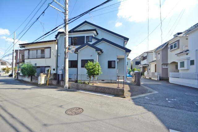 富士見市渡戸３丁目の中古一戸建の前面道路含む現地写真|開放感のある角地に立地！
陽当り・痛風良好です♪