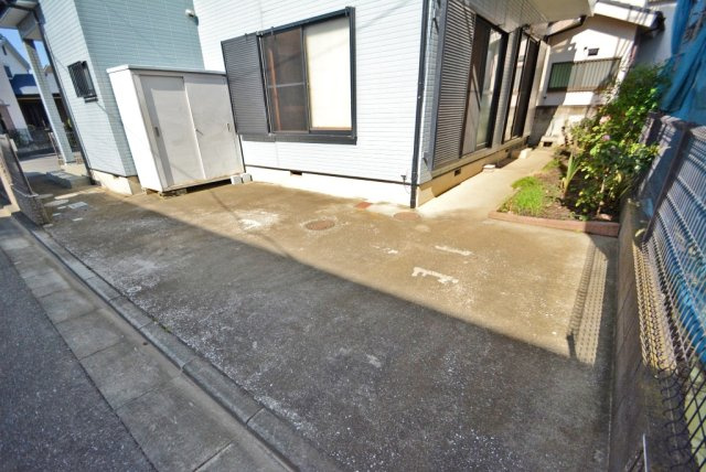 富士見市渡戸３丁目の中古一戸建の駐車場|カースペース2台分　ご夫婦で車をお持ち方も安心♪