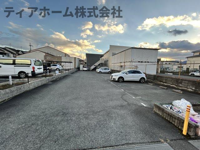 アンプルールクラージュ松長の駐車場|駐車場完備です