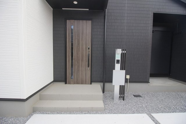 グラファーレ　小山市城東4丁目 2期の玄関|木目調の玄関ドアがシックな外観にマッチ♪宅配ボックス付きで、不在時の荷物受け取りも安心です！